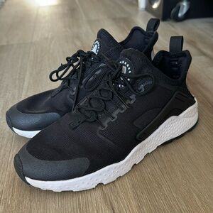 Nike Huarache black and white classic women’s 7.5
